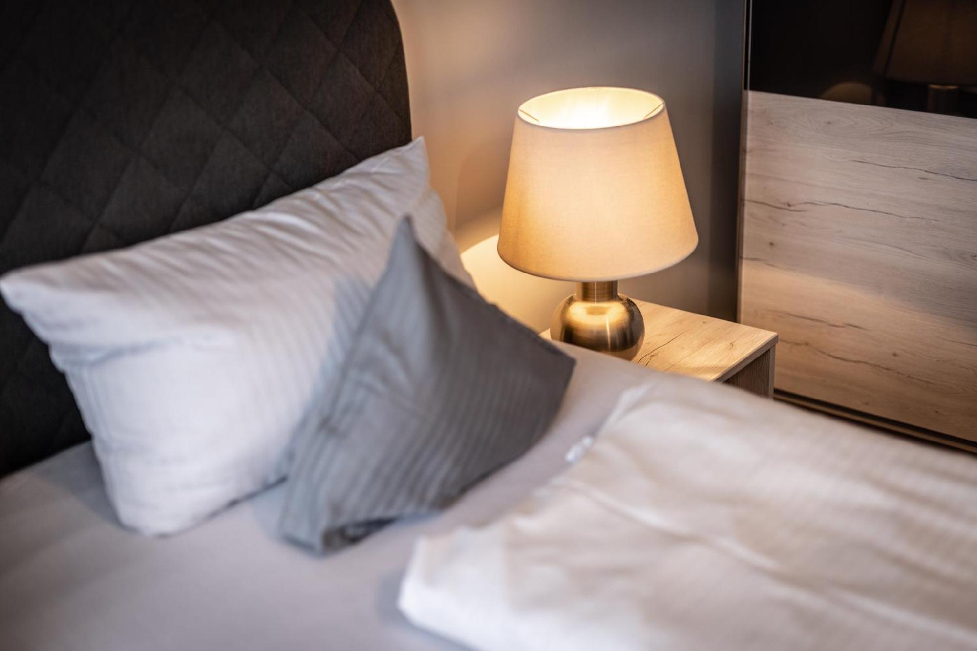 Living Neuburg Aparthotel นอยบวร์ก อันแดร์ โดเนา ภายนอก รูปภาพ